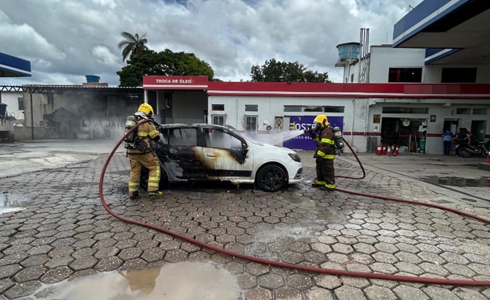 bombeiros-combatem-incendio-em-automovel-em-posto-de-combustivel-em-santa-cruz-de-minas