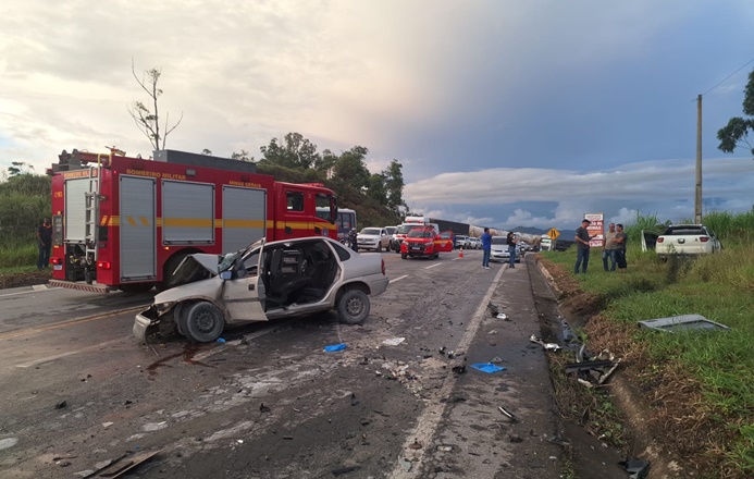 bombeiros-atendem-acidente-com-vitima-presa-as-ferragens-na-br-265