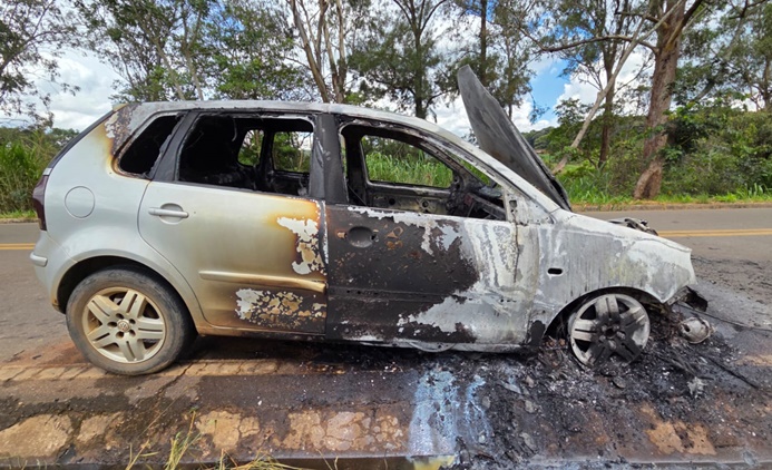 bombeiros-combatem-incendio-em-veiculo-em-tiradentes