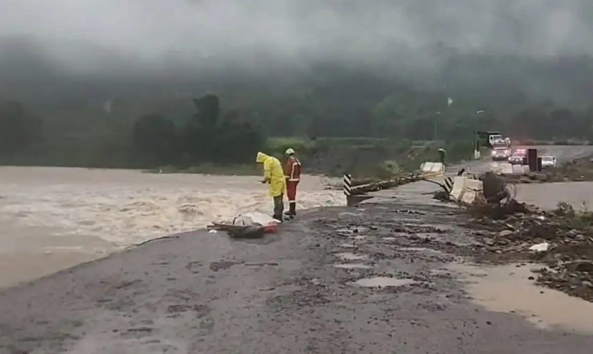 inmet-emite-alerta-de-chuvas-intensas-para-14-unidades-da-federacao