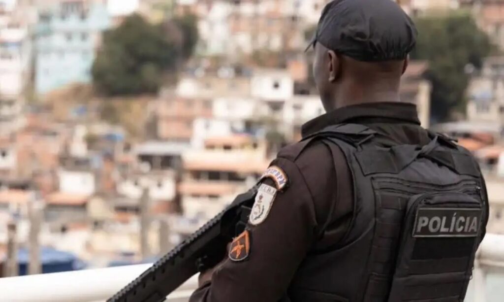 pm-apreende-tres-toneladas-de-drogas,-fuzis-e-pistolas-na-mare