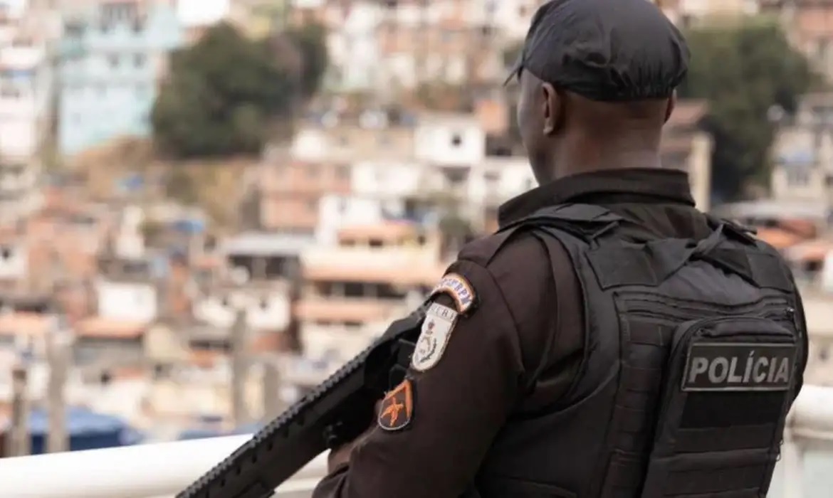 pm-apreende-tres-toneladas-de-drogas,-fuzis-e-pistolas-na-mare