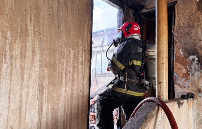 bombeiros-combatem-incendio-em-residencia-em-lagoa-dourada