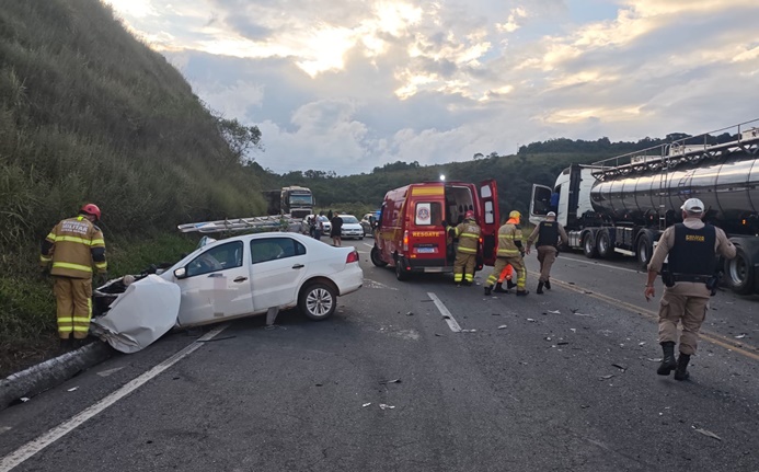 bombeiros-socorrem-vitimas-em-grave-acidente-entre-carro-e-carreta-na-br-265,-em-barbacena