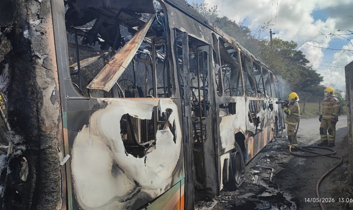 bombeiros-atendem-a-ocorrencia-de-incendio-em-onibus-em-campolide