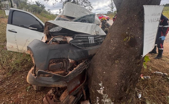 bombeiros-atendem-ocorrencia-de-acidente-automobilistico-com-vitima-presa-as-ferragens