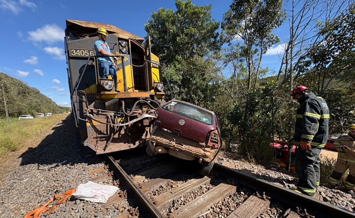colisao-entre-locomotiva-e-automovel-proximo-ao-municipio-de-alfredo-vasconcelos